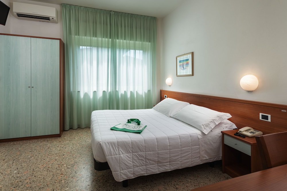 Standard Double Room (No Balcony) photo 1