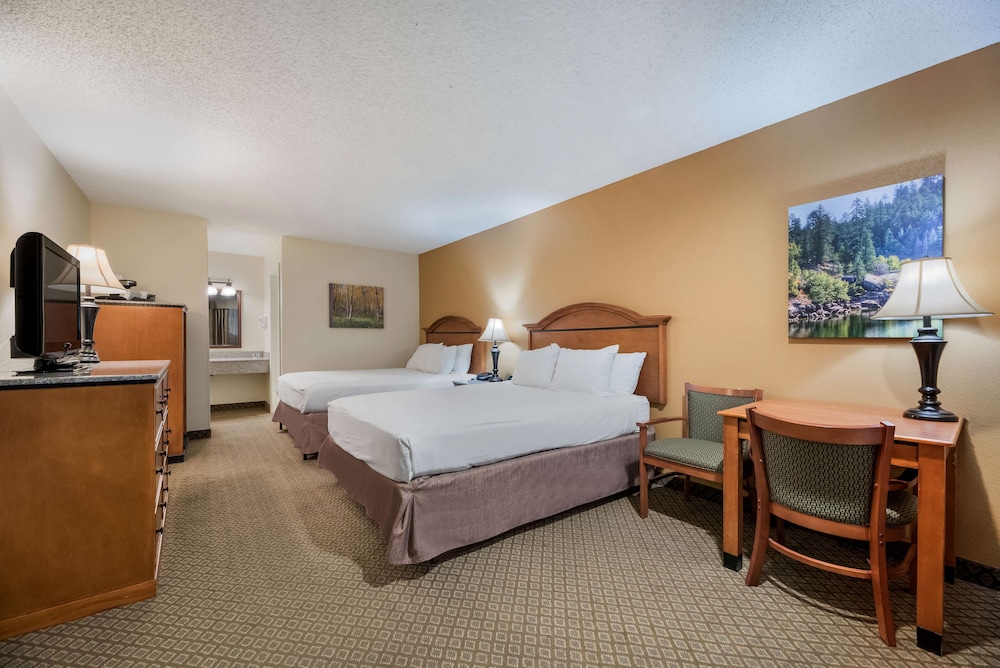 Standard Room, 2 Queen Beds, Non Smoking, Refrigerator & Microwave photo 3