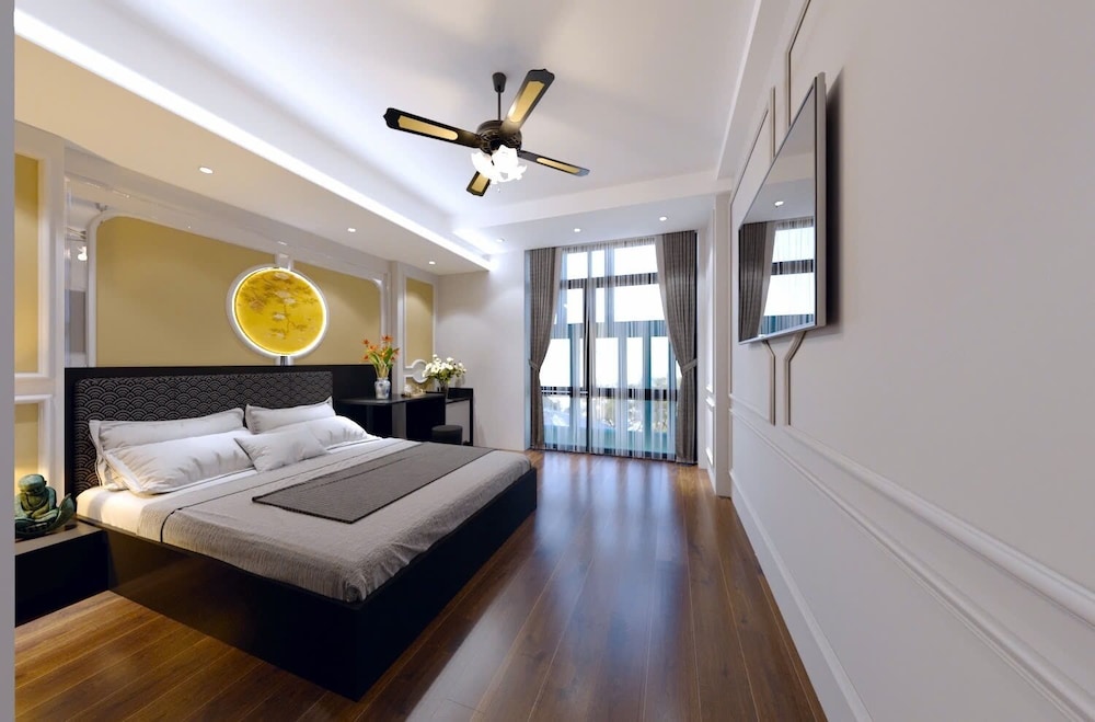 Royal Suite Room With Balcony and City View