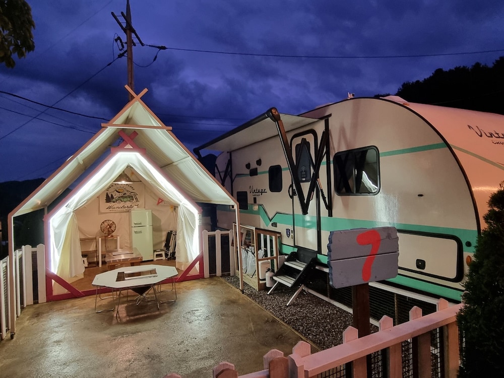 Basic Room, 1 Bedroom (Caravan USA 8 (BBQ,Pet-Friedly))