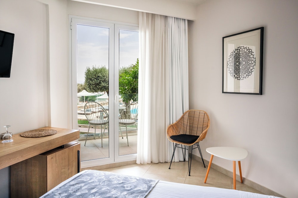 Comfort Room with Pool View