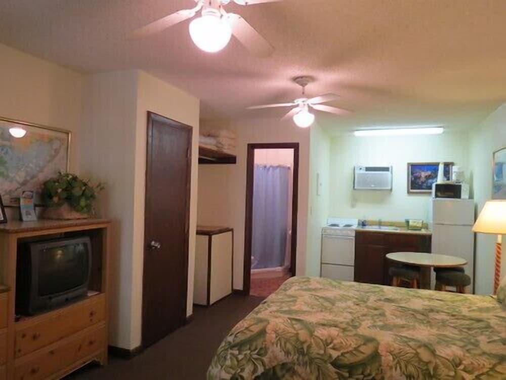 Room, 2 Queen Beds, Kitchen photo 3