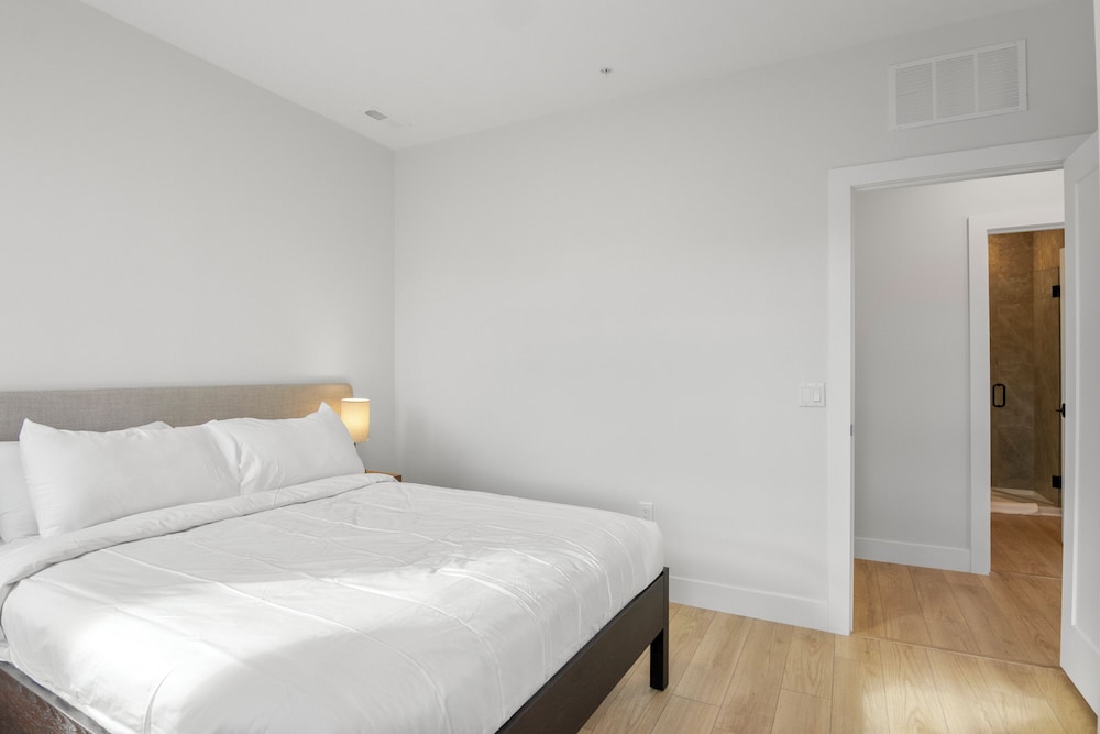 Classic Apartment, 1 Queen Bed (Self Check-in with Virtual Front Desk)