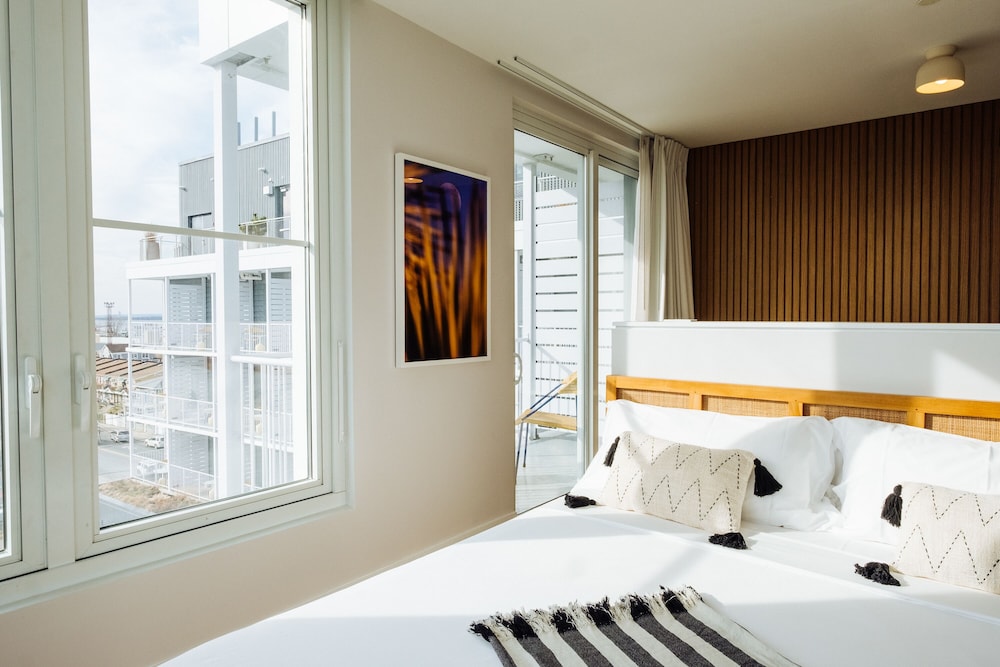 Junior Suite, 1 King Bed, Accessible, Ocean View (Terrace) photo 2