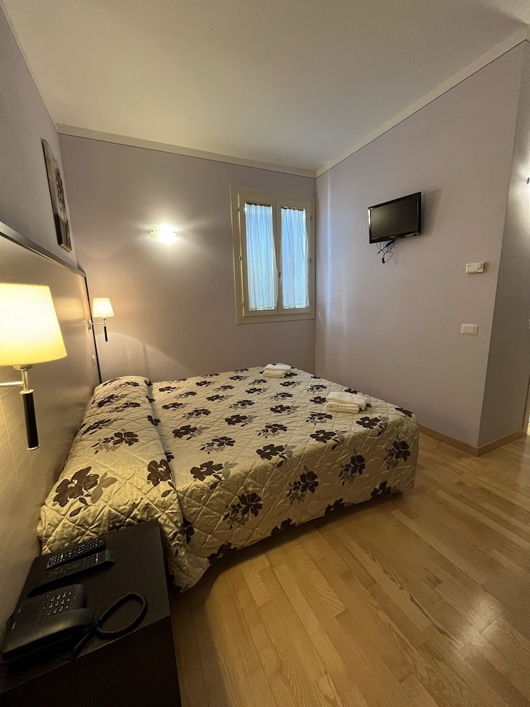 Basic Room photo 2