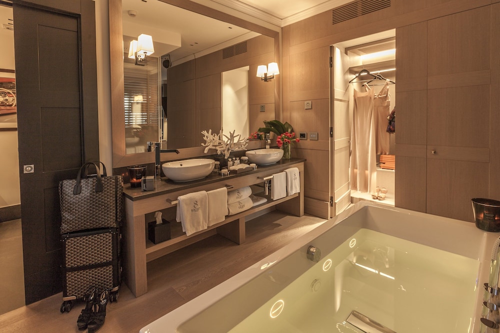 Suite, Hot Tub (Eight Suite) - Photo 10