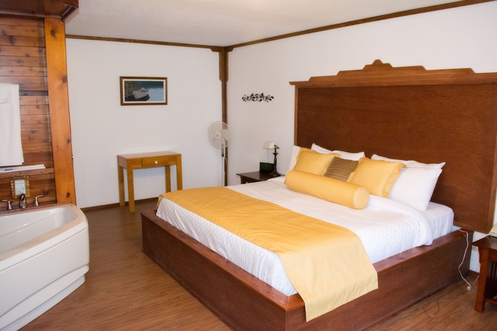 Suite, 1 King Bed with Sofa bed, Ocean View photo 1