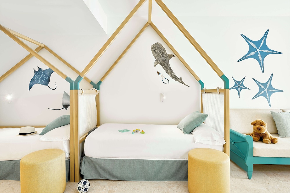 Family Suite, Pool View (Senior (5 adults & 1 Child))