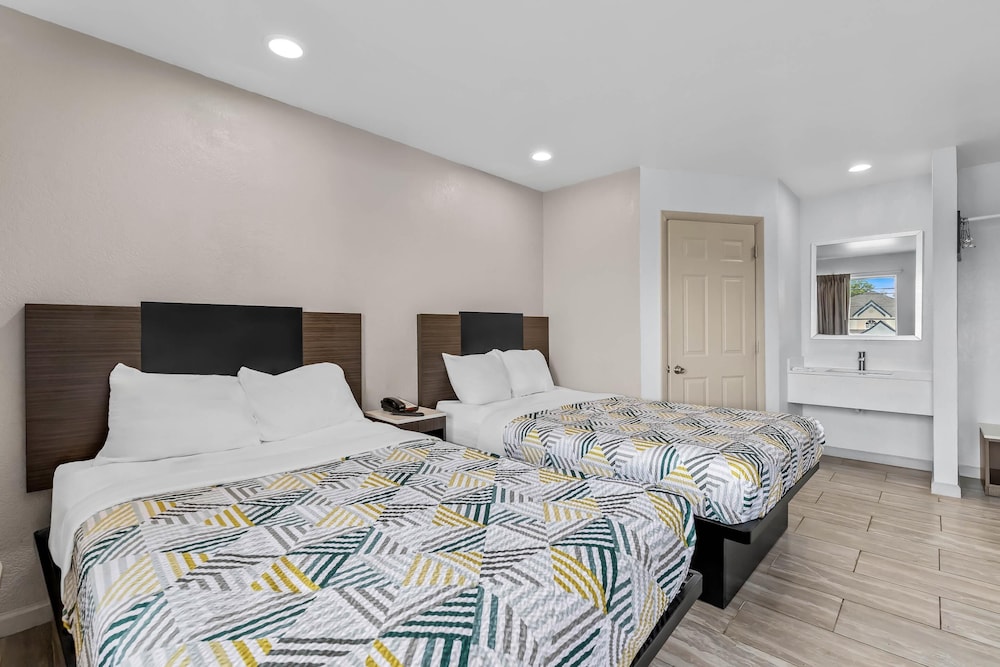 Standard Room, 2 Double Beds, Non Smoking photo 2