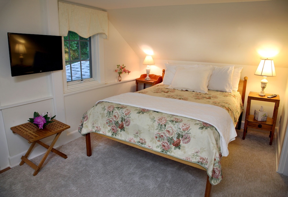 Basic Double Room, 1 Queen Bed, Balcony, Garden View photo 3