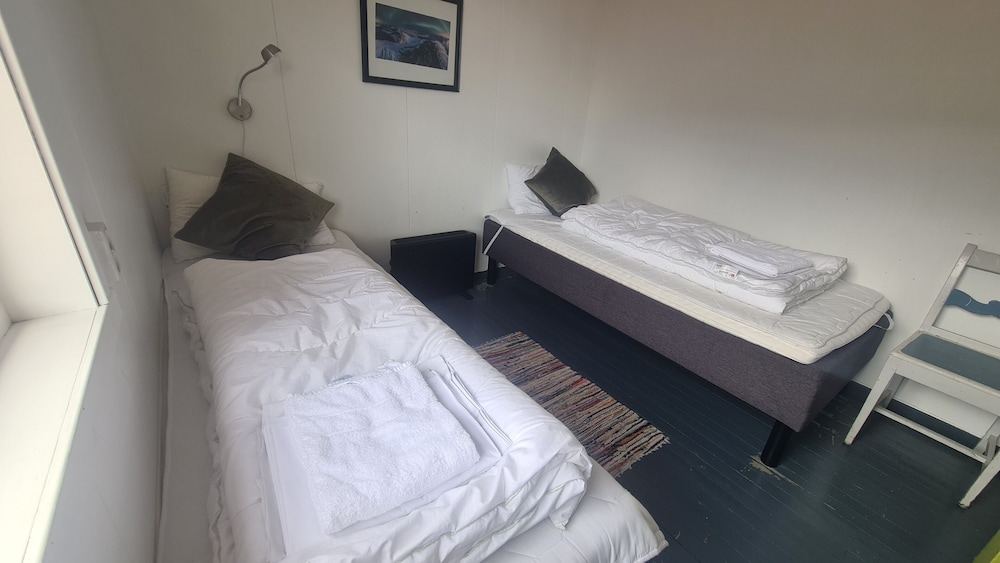 Economy Room, 2 Twin Beds, Shared Bathroom