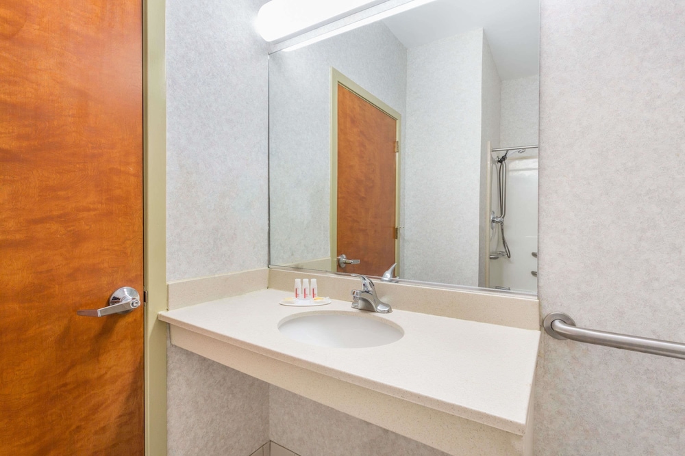 Suite, 1 King Bed, Non Smoking, Kitchenette - Photo 3