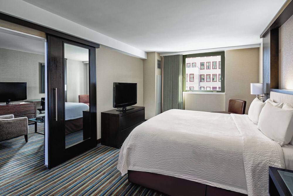 Executive Suite, 1 King Bed thumbnail 5