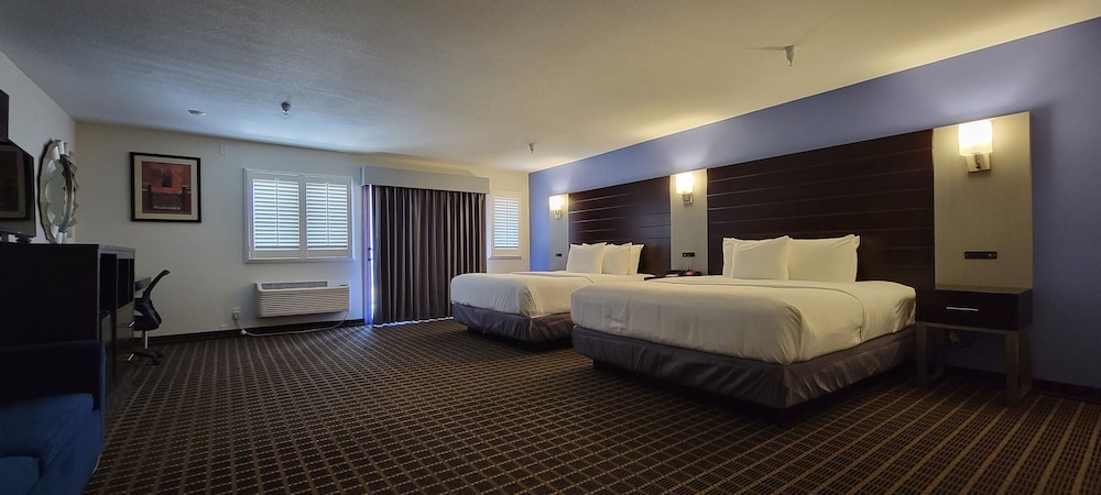 Superior Room, Multiple Beds, Refrigerator & Microwave photo 1