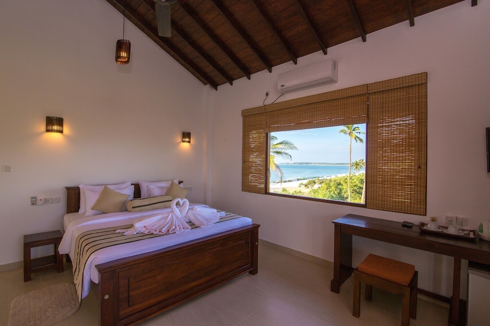 Deluxe Double Room, Balcony, Partial Ocean View