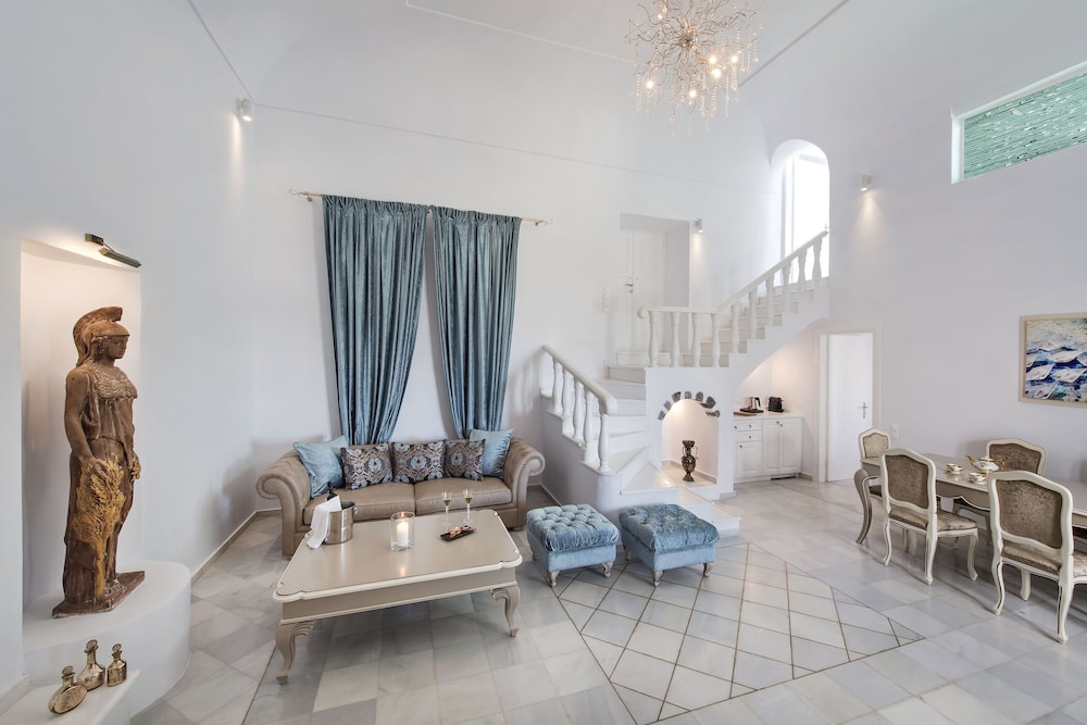 Royal Suite with Outdoor Hot Tub - Photo 5