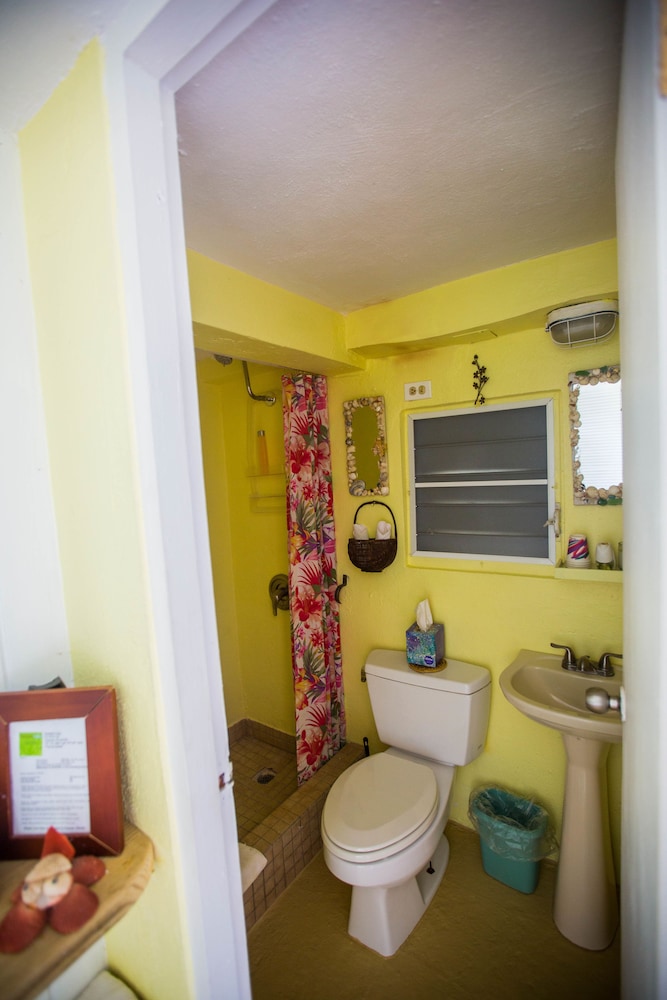 Basic Room, 1 Queen Bed - Photo 2