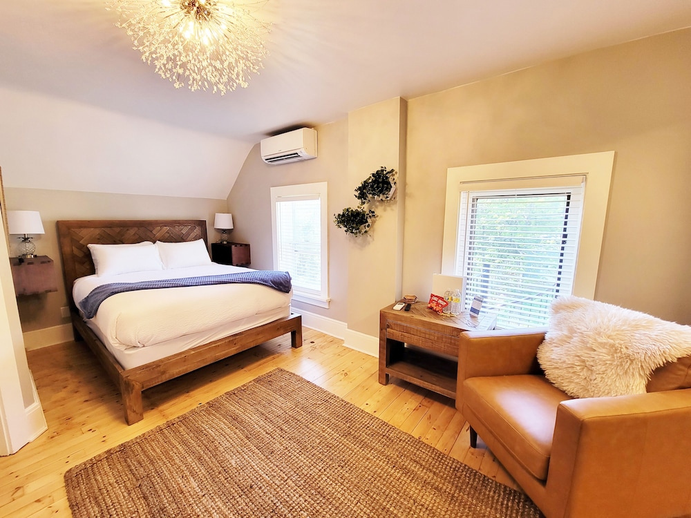 Captain's Quarters Suite