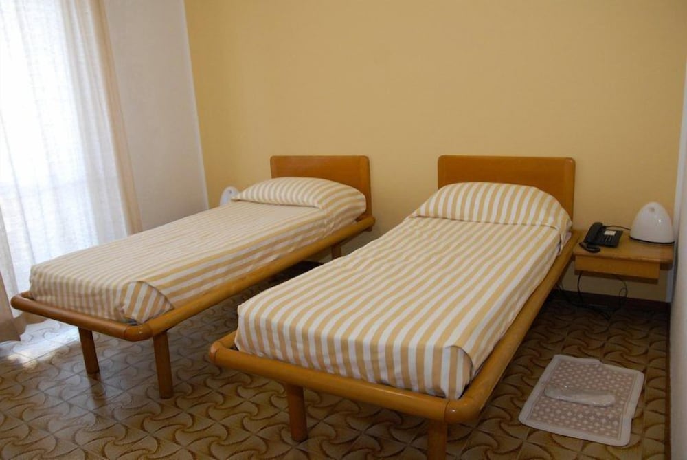 Standard Room, 2 Twin Beds photo 1