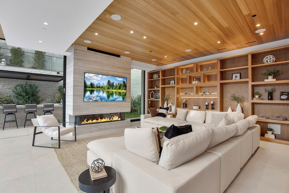 Luxury House, Multiple Beds, Pool Access, Mountain View (Hutton Modern) photo 1