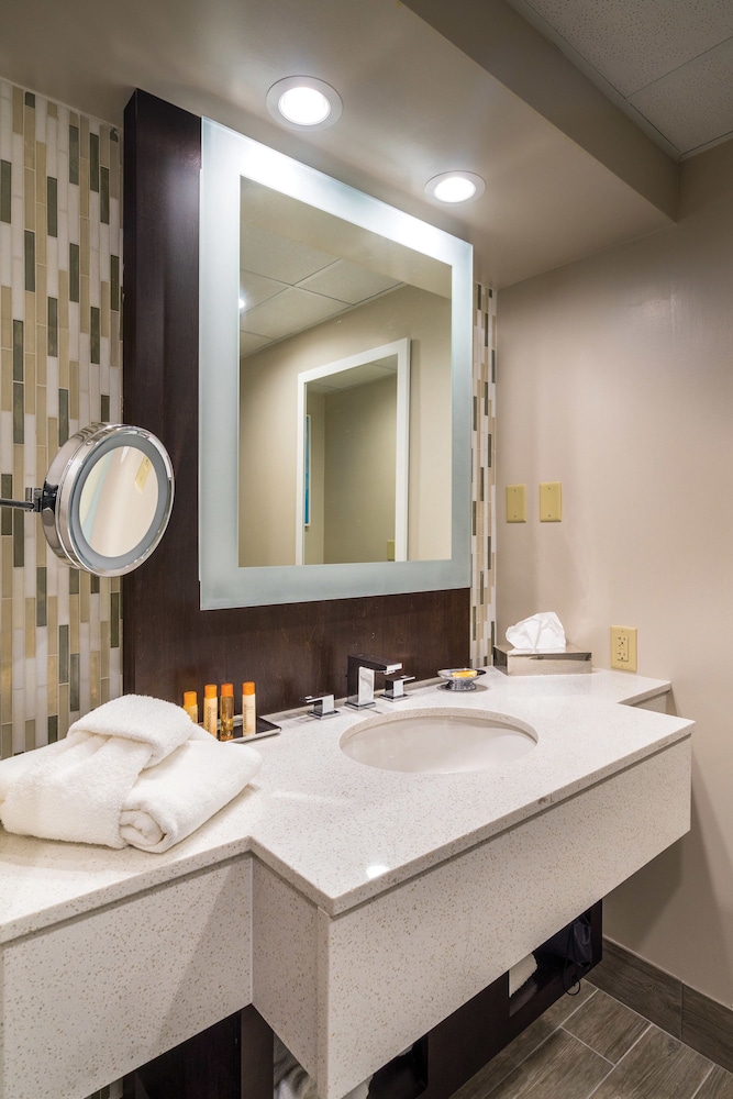 Premier Triple Room, 1 King Bed, Golf View, Tower (Tower Corner King with Balcony) - Photo 2