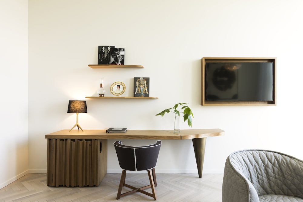 Suite, 1 King Bed (Design)