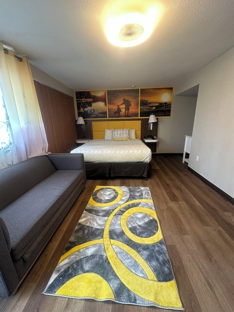 Deluxe Studio Suite, 1 King Bed with Sofa bed photo 3
