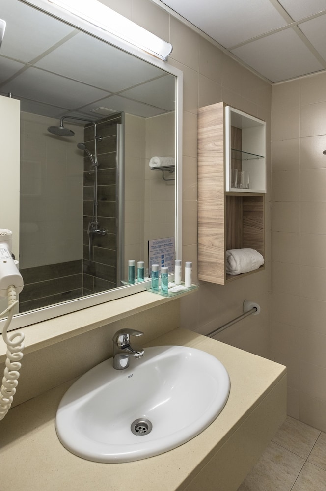 Habitación, Balcón, Vista al Pool (2 Adultos + 1 Niño)