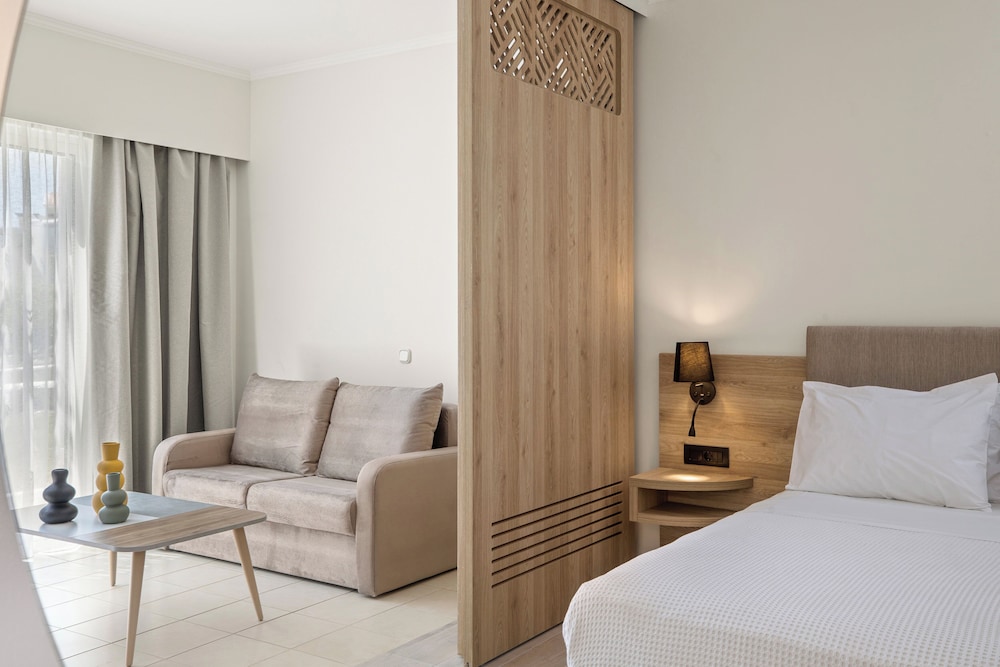 Superior Family Room Sharing Pool