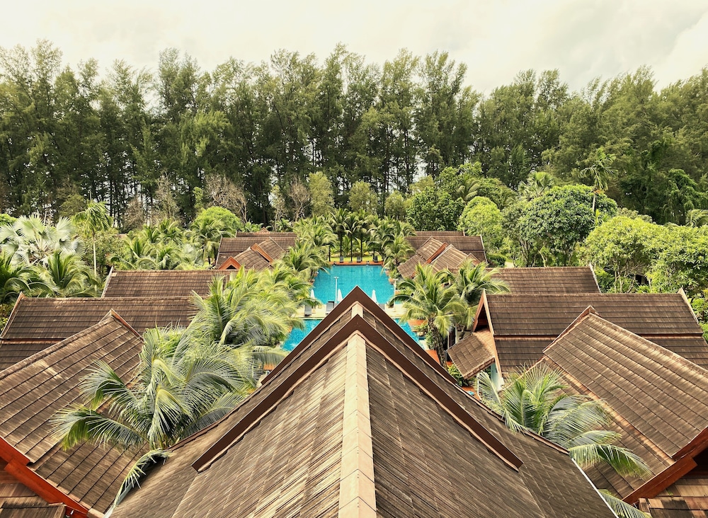 Executive Deluxe Room With Pool View - Photo 11
