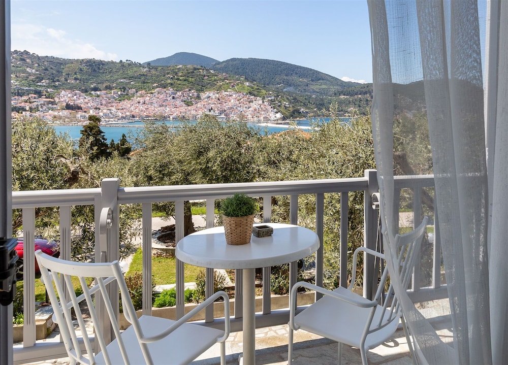 Deluxe Studio, 1 Bedroom, Kitchenette, Sea Facing photo 3