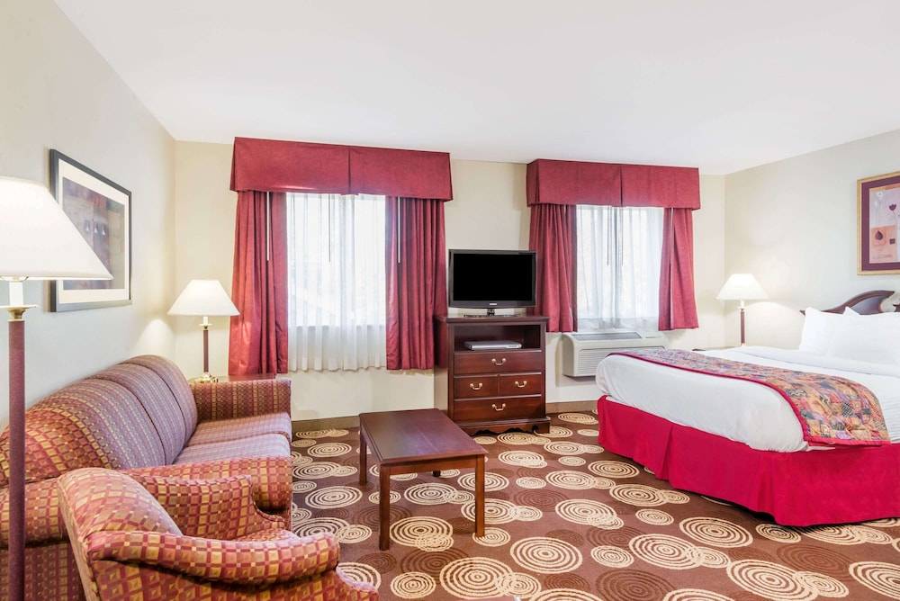 Room, 1 Queen Bed, Non Smoking (Mobility Accessible) - Photo 1