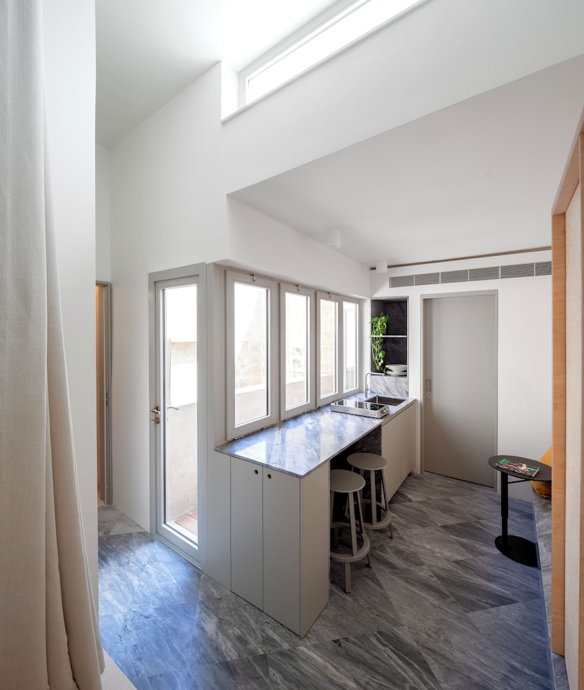 Studio, Balcony