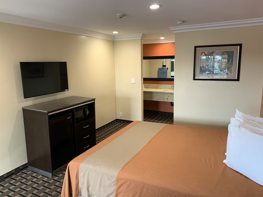 Deluxe Room, 1 King Bed, Non-Smoking - Photo 10