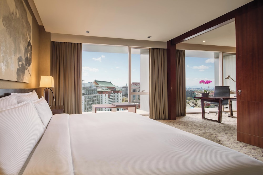 Club Suite, 1 King Bed (Regent, High Floor) - Photo 1