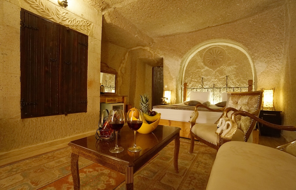 Deluxe Cave Suite with Spa Bath photo 2