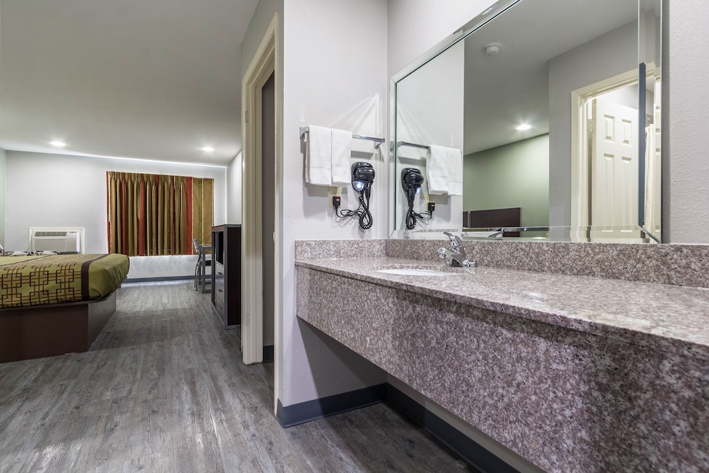 Deluxe Suite, 1 King Bed photo 2