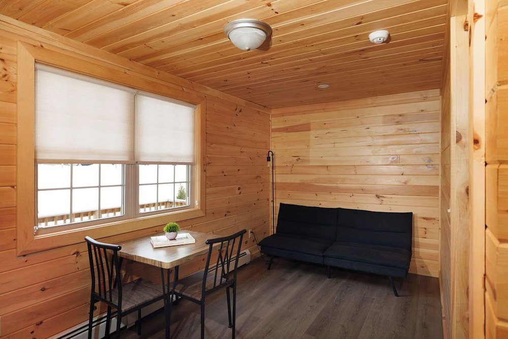Free all-day snowshoe rentals included-1BR Suite