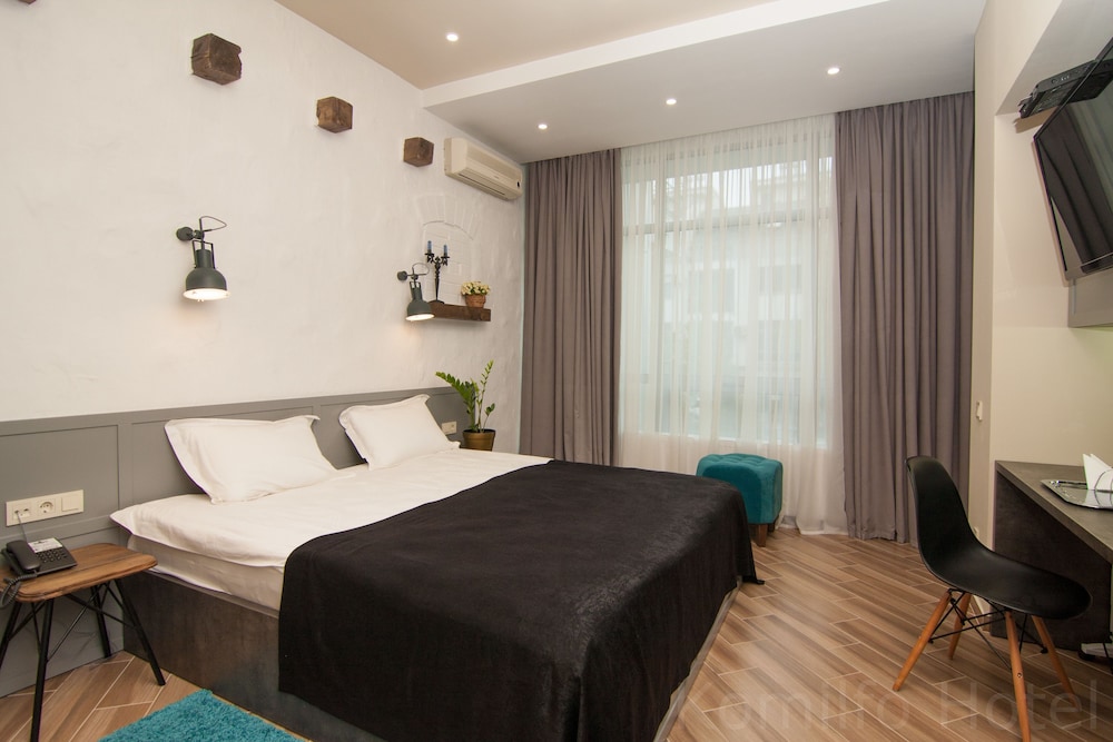 Luxury Room, 1 King Bed, Balcony photo 3