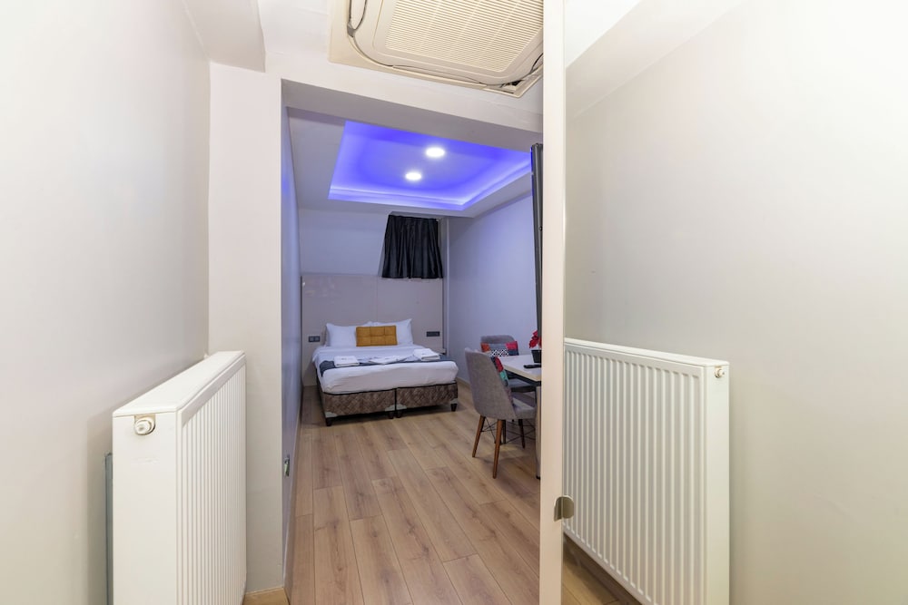 A) Economy Suite, Basement photo 3