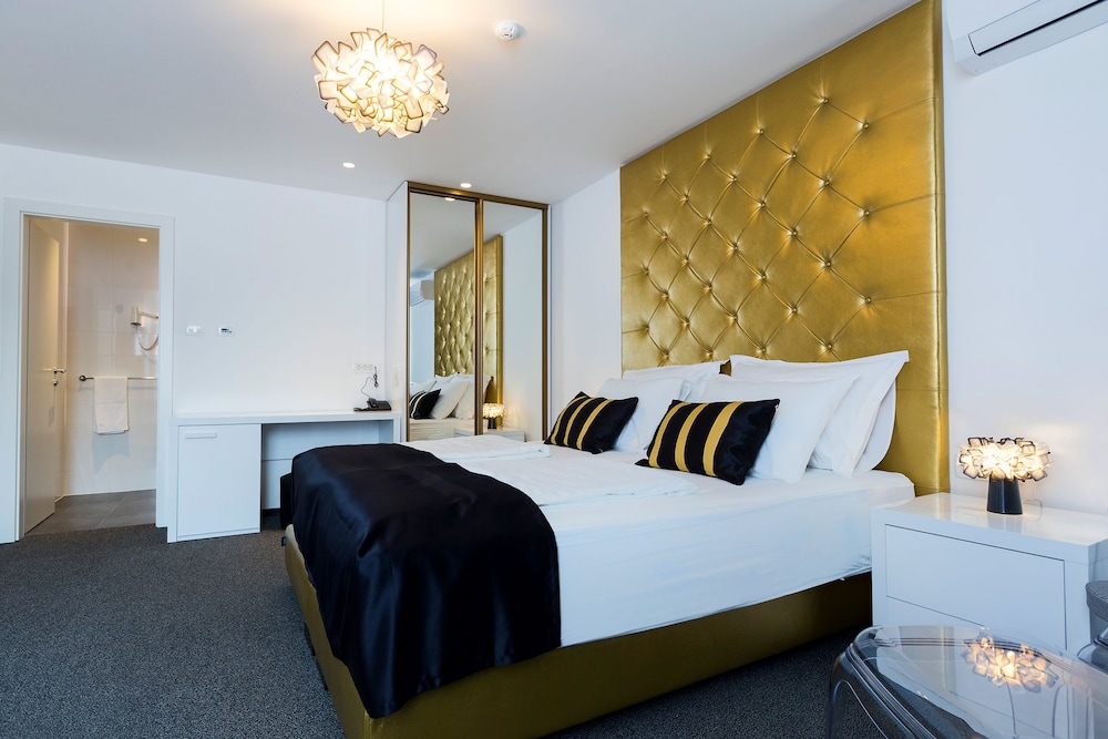 Deluxe King Room photo 3