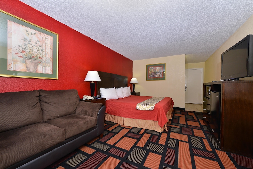 Room, 1 King Bed, Mobility Accessible, Non Smoking - Photo 1