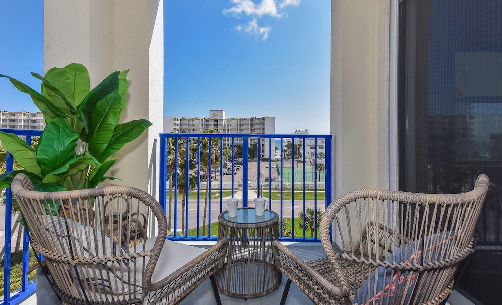 Large Corner Unit at Ocean Walk with Sneak Peak of the Ocean ~ OW20-501, Zdjęcie 16