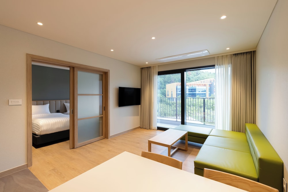 Suite (Kitchen/View Free/1 Double, 2 Singles)