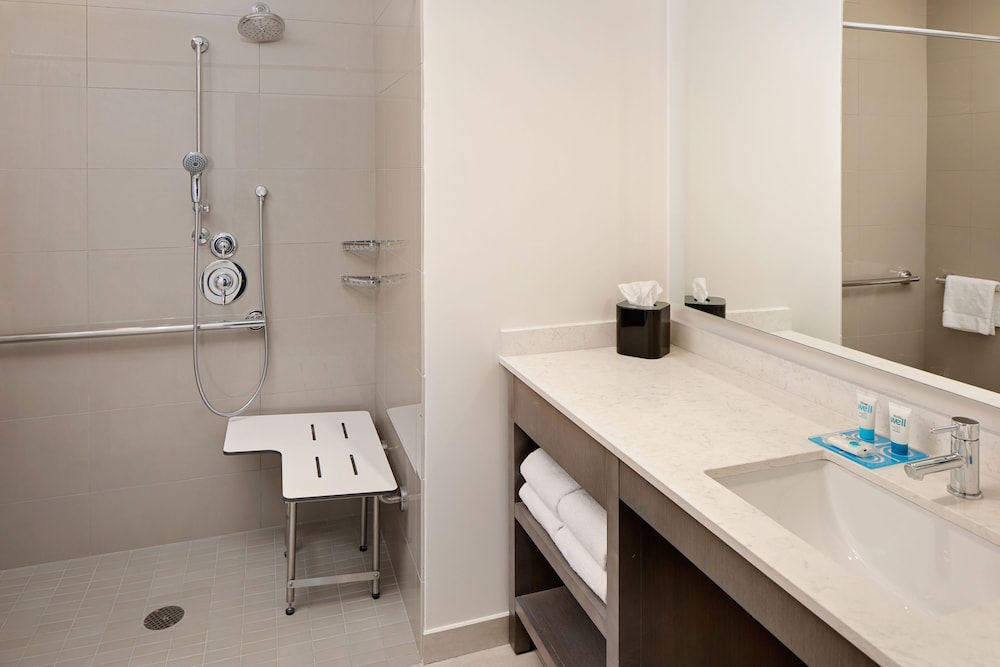 Suite, 1 Queen Bed, Accessible, Bathtub - Photo 3