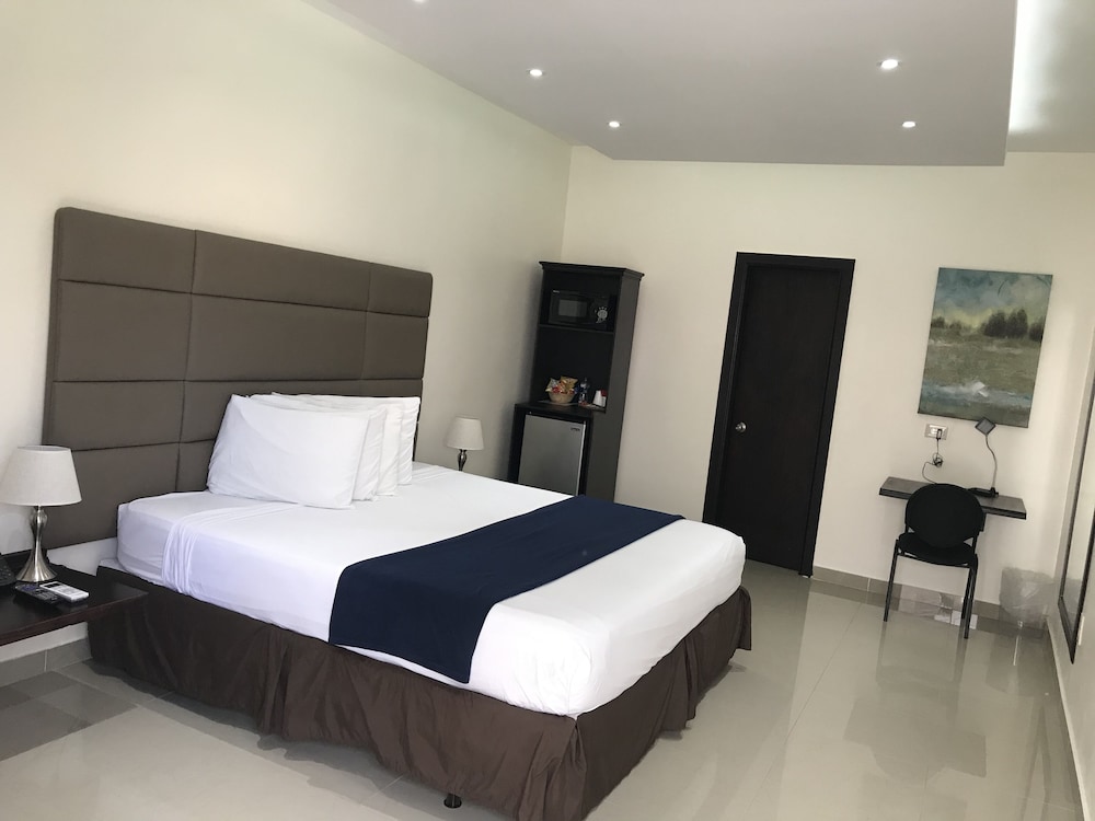 Standard Room, 1 Queen Bed photo 3