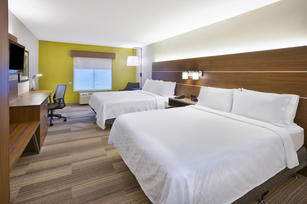 Standard Room, 2 Queen Beds - Photo 7