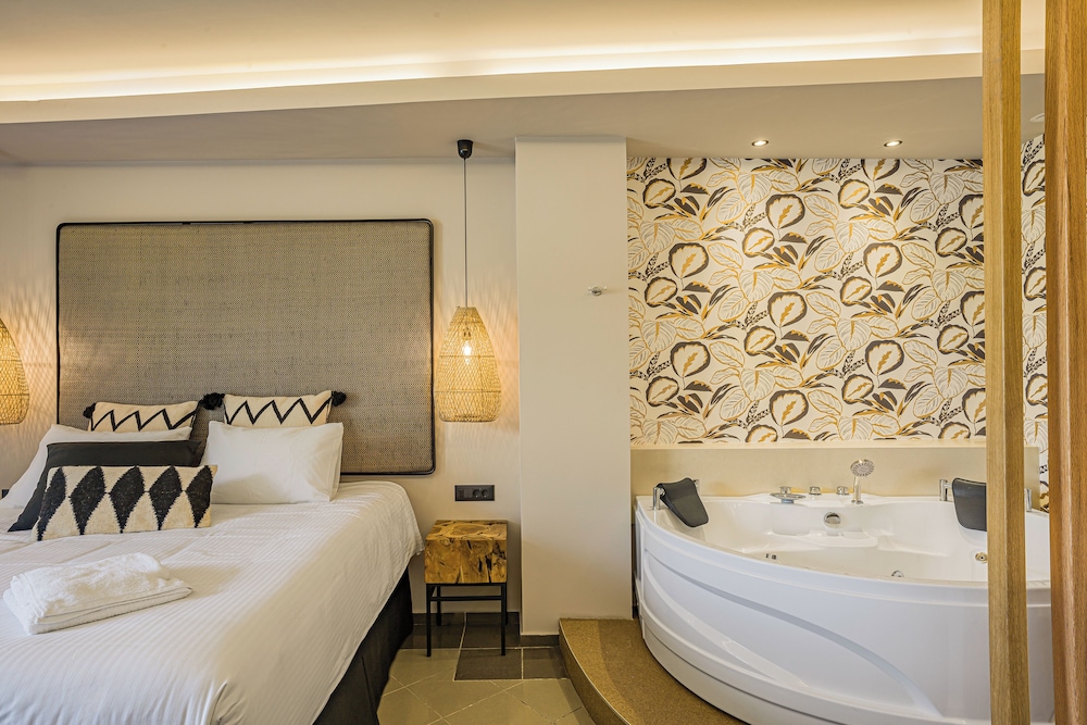 City View Luxury Suite with Jacuzzi
