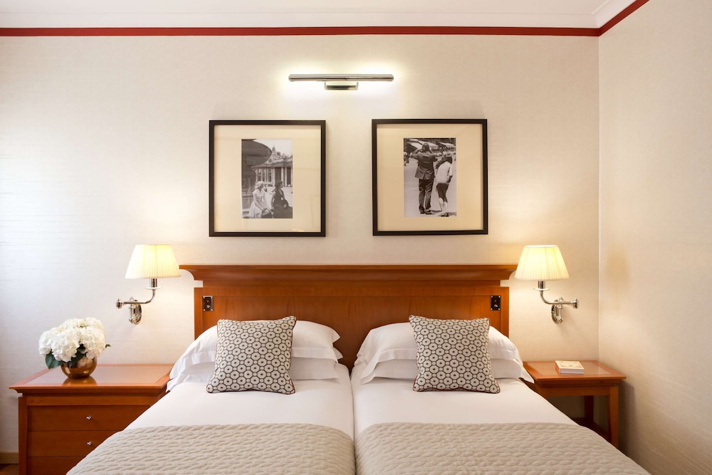 Deluxe Double Room thumbnail 5