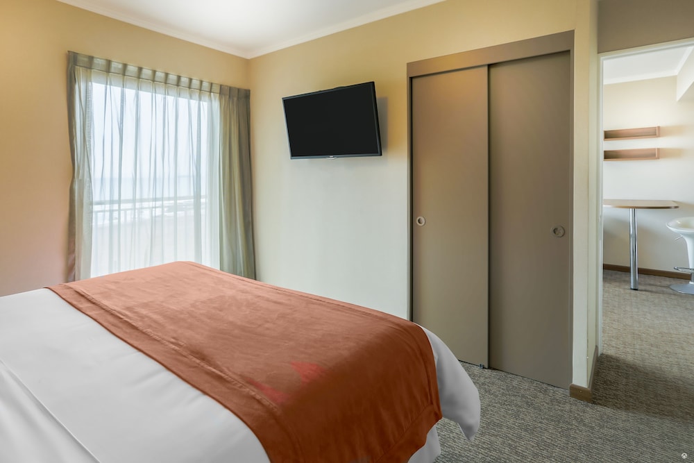 Family Suite, 2 Queen Beds, Balcony, Beach View photo 2